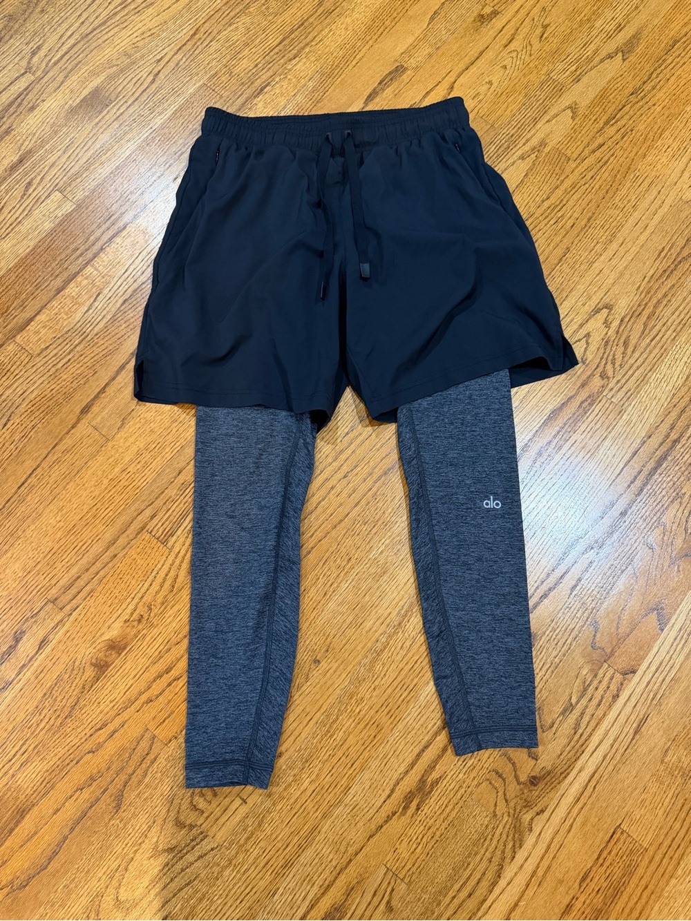ALO Yoga Men’s Black Shorts with Charcoal Gray Leggings Sz M